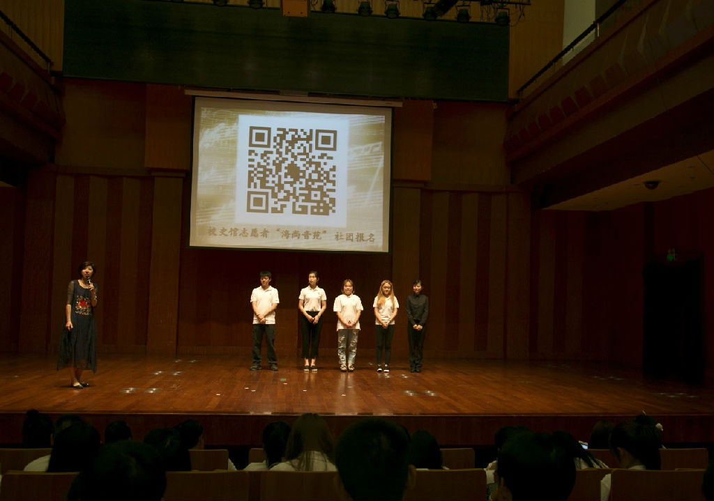 参与本次校史迎新讲座活动的校史馆志愿者们合影.jpg