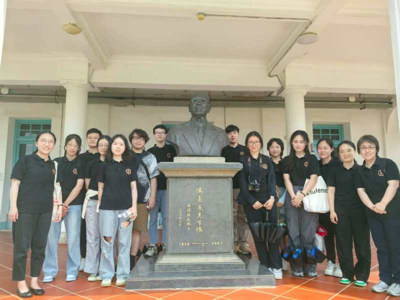 此外,集美大学校史馆也珍存了习近平总书记在集美大学的历次讲话记录,师生们通过实地学习,深刻领会习总书记对集美大学在发展方向、改革创新、人才引进、学科建设、科研发展、思想政治工作等方面的谆谆嘱托,深切感受到他对中国教育事业的殷殷关怀。 此外,集美大学校史馆也珍存了习近平总书记在集美大学的历次讲话记录,师生们通过实地学习,深刻领会习总书记对集美大学在发展方向、改革创新、人才引进、学科建设、科研发展、思想政治工作等方面的谆谆嘱托,深切感受到他对中国教育事业的殷殷关怀。