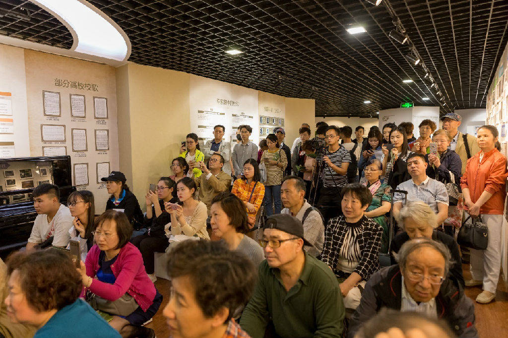 预约市民们认真欣赏校史音乐演出.jpg